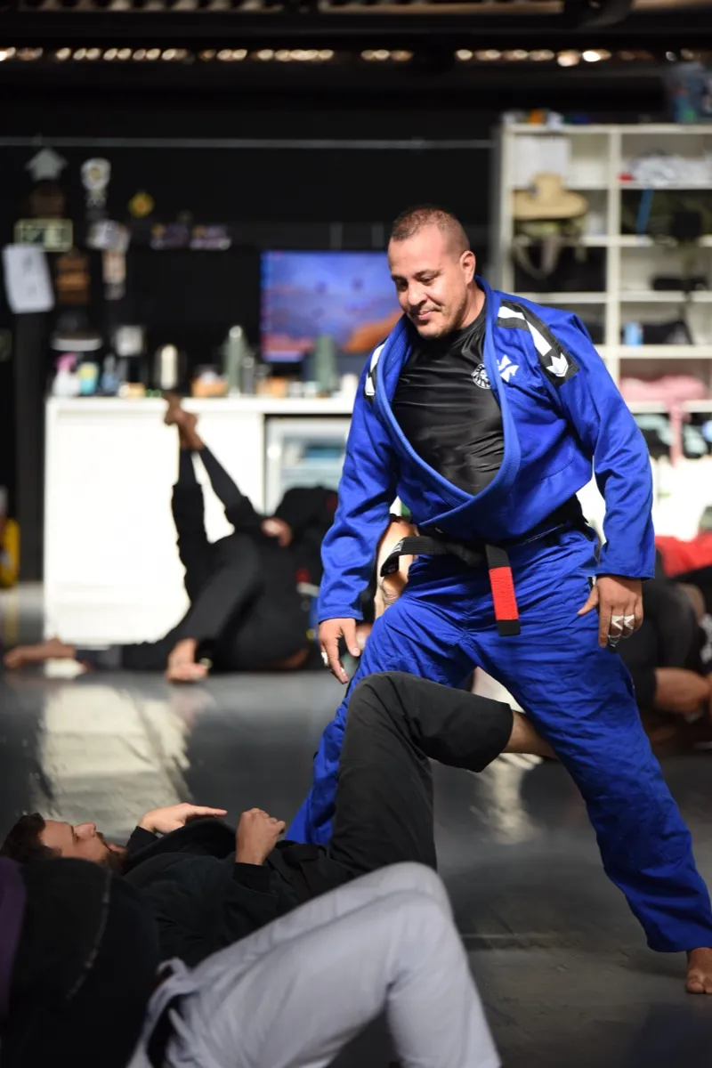 Passagem de guarda em pé no treino de Jiu-Jitsu