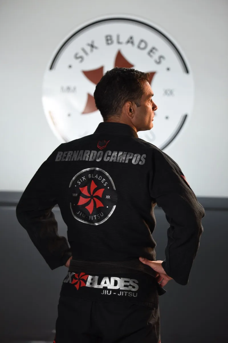 Atleta com kimono Six Blades Jiu-Jitsu